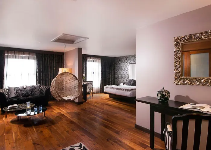 The Twelve בארנה